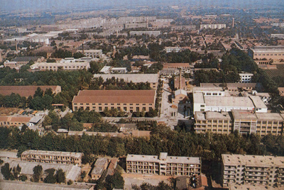 推土機總廠本部廠區。山東推土機總廠建立時,固定資產原值為2569萬元,占地面積為517538平方米,建筑面積為170861平方米。