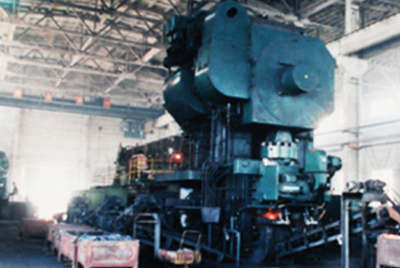 3月24日,世界第一臺德國奧姆卡4000噸熱模鍛生產線在山推總廠熱模鍛車間安裝調試。