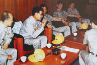 為了學習外國先進技術和管理方法,前往引進技術與設備的國家進行實地考察。薛仲光廠長在日本。