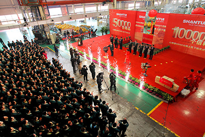 推土機事業部總裝工廠隆重舉行推土機第50000臺下線慶典儀式。這一激動人心的歷史時刻標志著50000臺不僅僅是一個數量的積累,更是山推管理水平、生產規模、制造技術、研發能力、銷售能力等綜合能力的體現,標志著山推推土機產業整體實力進一步增強,是從量變到質變的飛躍。