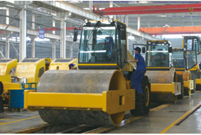 2002年2月,由履帶廠開發研制的YZ18液壓振動壓路機,順利下線。