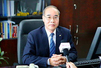 張秀文董事長在接受中國山東網專題采訪時,就公司踐行“厚道魯商”倡樹行動進行回答,介紹了山推把“仁義、誠信、厚道”的文化精髓融入到生產經營的全過程的典型做法和“誠敬做產品,誠信做企業”的經營理念,在工程機械行業樹立起了“厚德堅韌”的山東國企形象