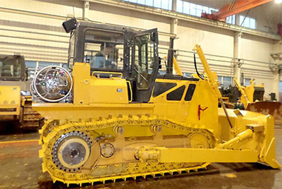 世界上第一臺燃氣型履帶式推土機——SD20-5(LNG)在研究總院新產品試制中心下線。SD20-5(LNG)履帶式推土機是公司順應行業發展趨勢開發的一款節能、環保產品,整機采用天然氣專用發動機,燃燒后無積炭,滿足stageIIIA排放,壽命更長,維修頻率更低。