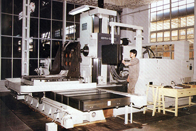 BPN-13B(R4)數控臥式加工中心。廠房擴建加大,設備填平補齊,增加精、大、稀設備,新上生產線,提高企業裝備素質,使山推廠成為名副其實的大馬力推土機生產廠。