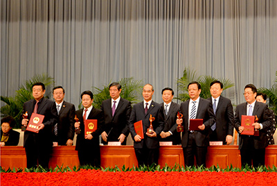 會上對獲得“省長質量獎”的企業和個人進行了表彰,山推股份位居榜首,公司董事長張秀文從省長姜大明手中接過了代表山東質量管理最高榮譽的“金拇指”獎杯。