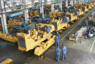 山推牌TY320C推土機在裝配分廠試驗車間順利下線,標志著“山推”系列推土機在技術性能和結構造型水平上又上了一個新的臺階。