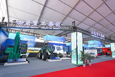 2023跨國公司與中國主題展在青島國際會議中心海上大壩舉辦, 山推股份攜EE225電挖、SRD13-C6U無人駕駛壓路機和純電裝載機隨團參展。