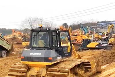 1月23日夜間,山推設備開足馬力,與時間賽跑,全速開啟“武漢版小湯山”醫院的建設。